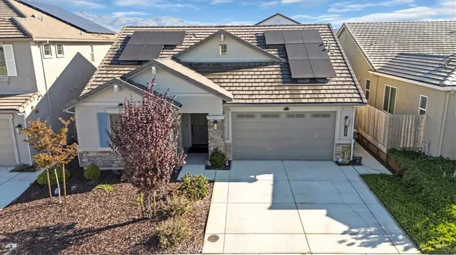 a view of entryway with a yard