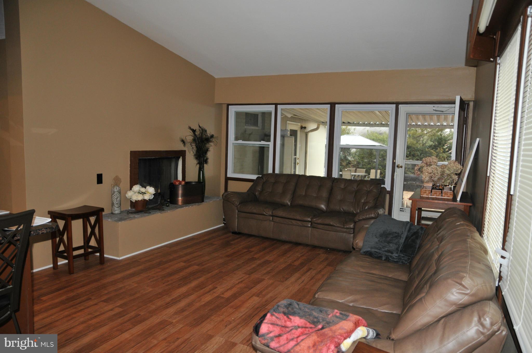605 Kerwin Road Silver Spring, MD 20901 - Photo 18 of 27 Living Room