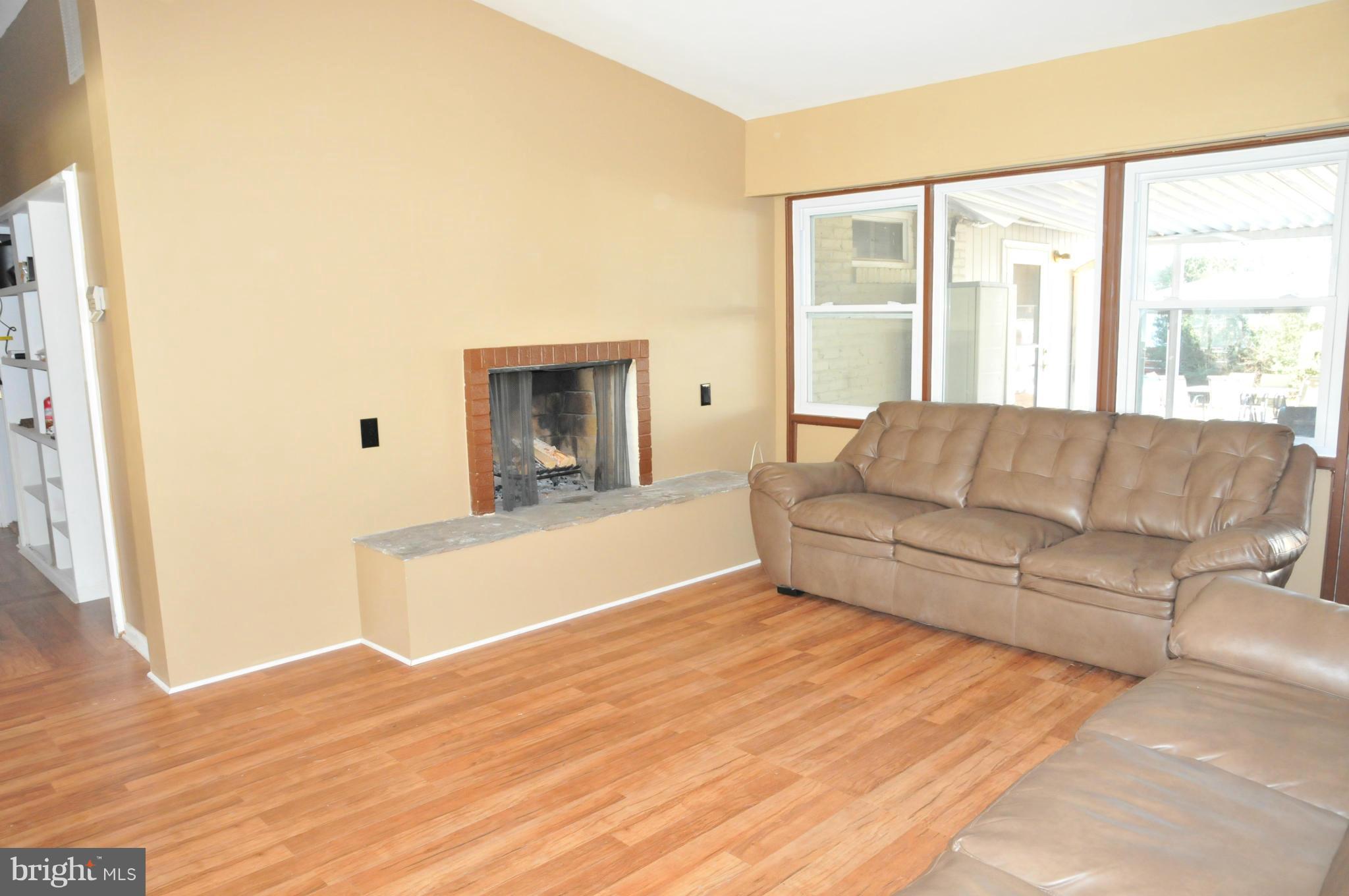 605 Kerwin Road Silver Spring, MD 20901 - Photo 5 of 27 Living Room