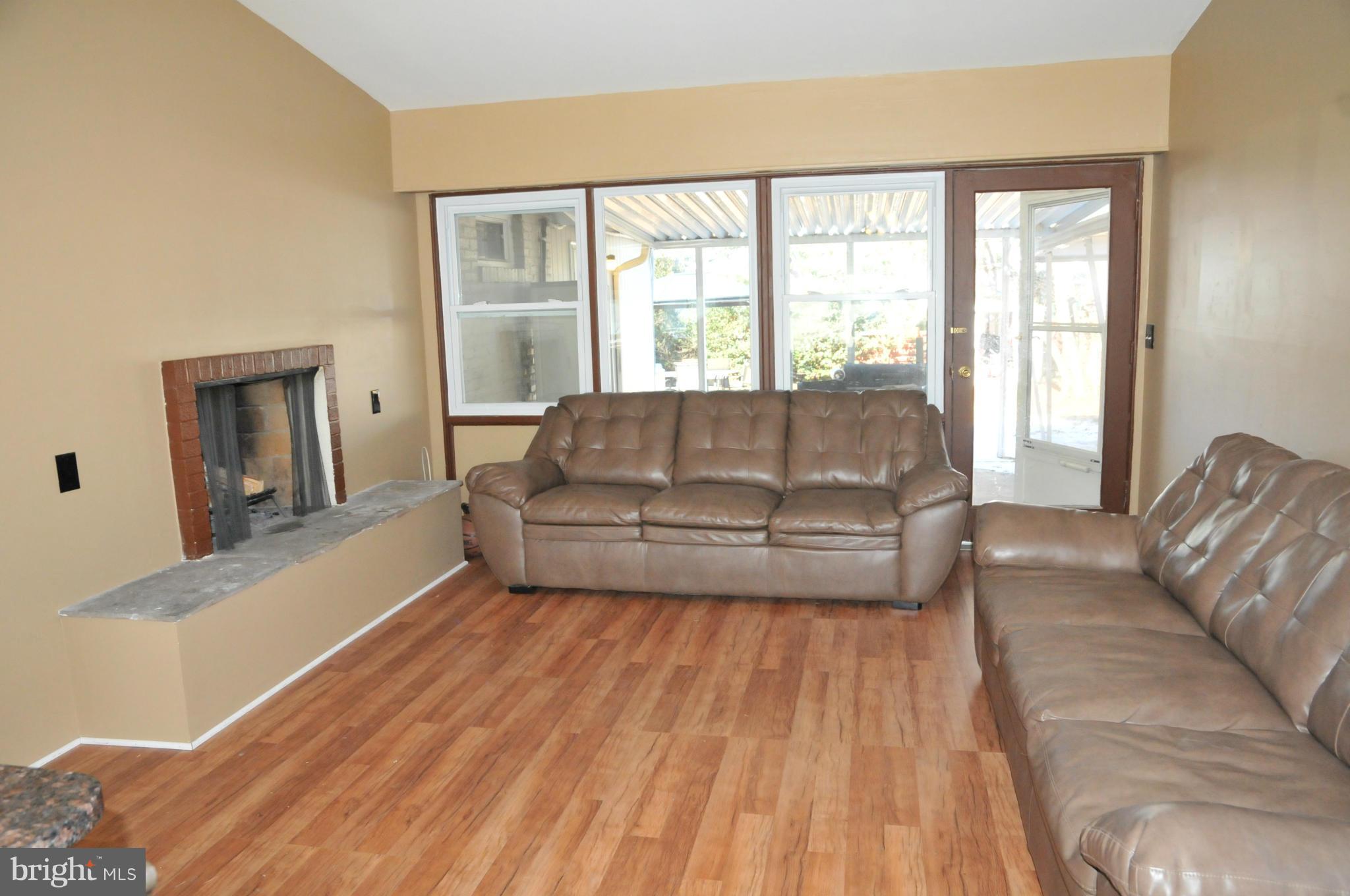 605 Kerwin Road Silver Spring, MD 20901 - Photo 6 of 27 Living Room