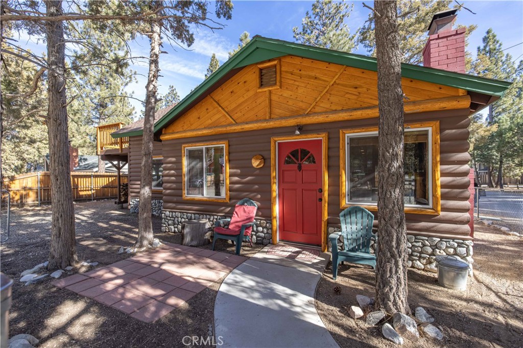 a view of house with outdoor seating space