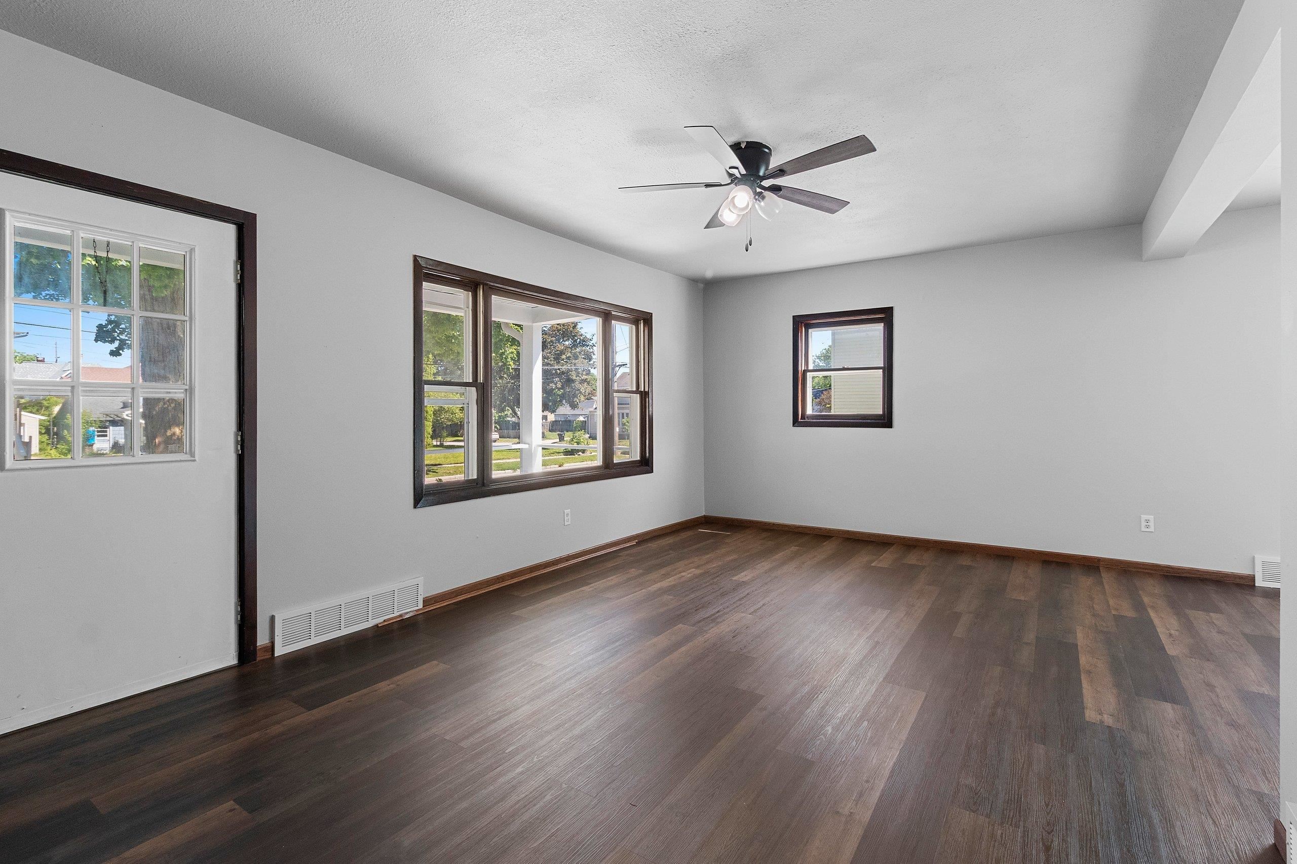 809 North Durkee Street Appleton, WI 54911 - Photo 3 of 31