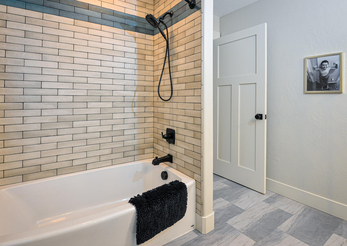 1029 Brandon Way Phoenix, OR 97535 - Photo 40 of 75 a bathroom with a tub and a shower
