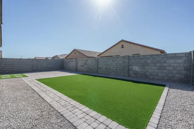 a view of a back yard