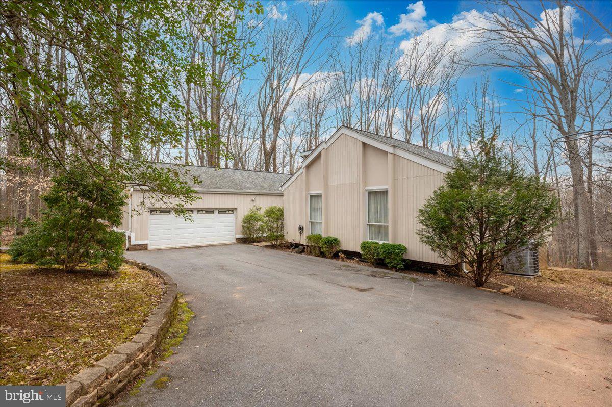 10101 Lloyd Road Potomac, MD 20854 - Photo 5 of 65
