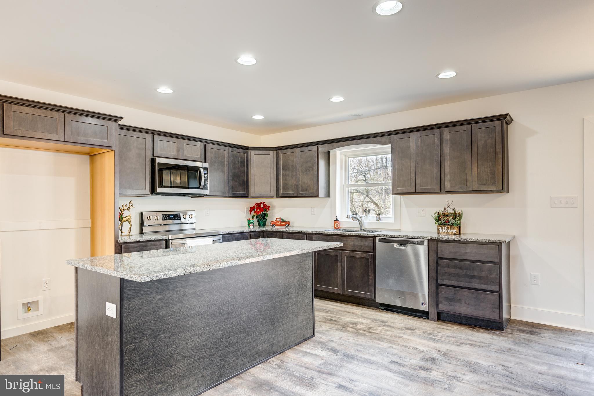 15 South Burns Road Spring Grove, PA 17362 - Photo 4 of 37 Granite counters and island