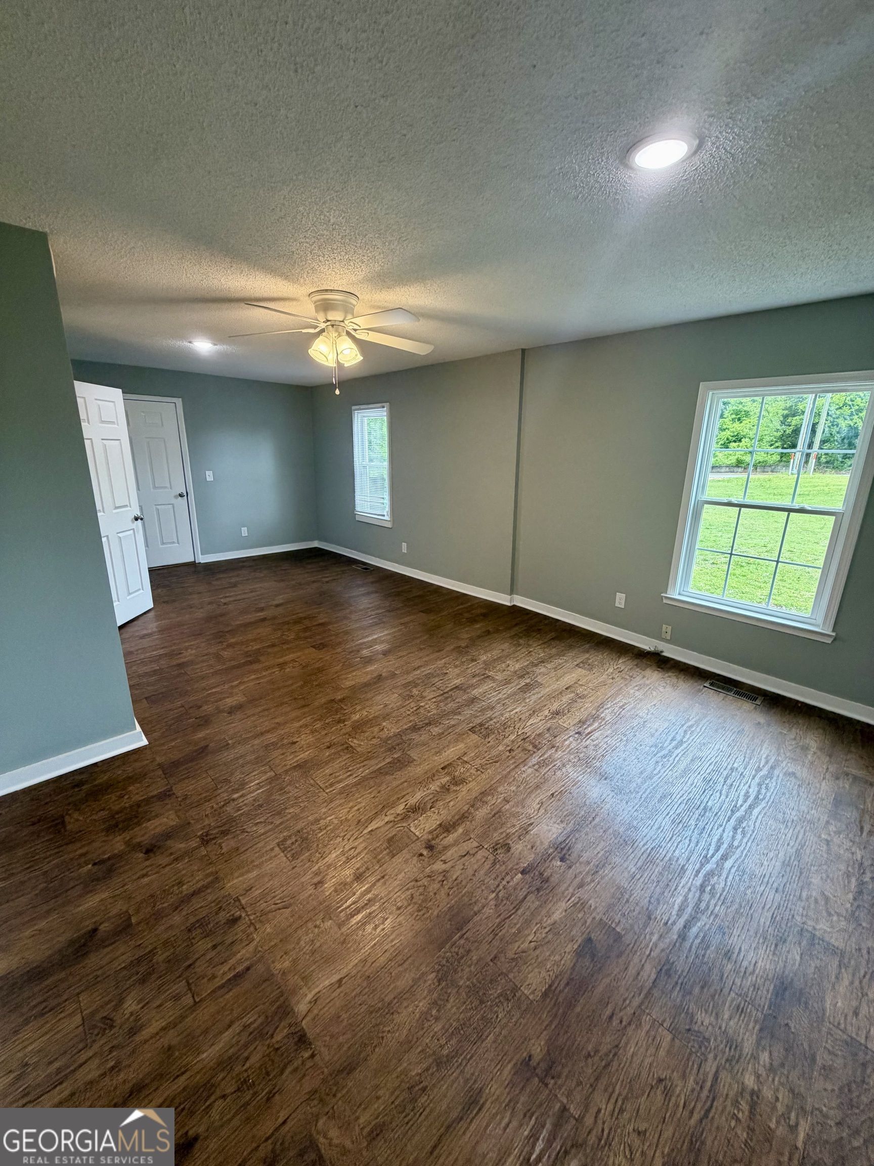 666 Woolfolk Street Macon, GA 31217 - Photo 38 of 60 an empty room with windows
