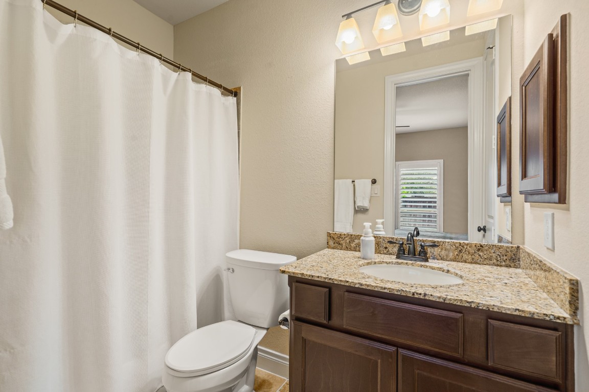 1607 Quail Ridge Drive Katy, TX 77493 - Photo 21 of 33 This full bathroom is located inside the bedroom as the perfect place for guests to get ready while visiting.