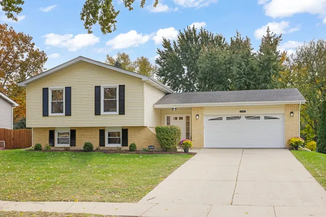 $585,000 | 1100 Brentwood Lane, Wheaton, IL 60189