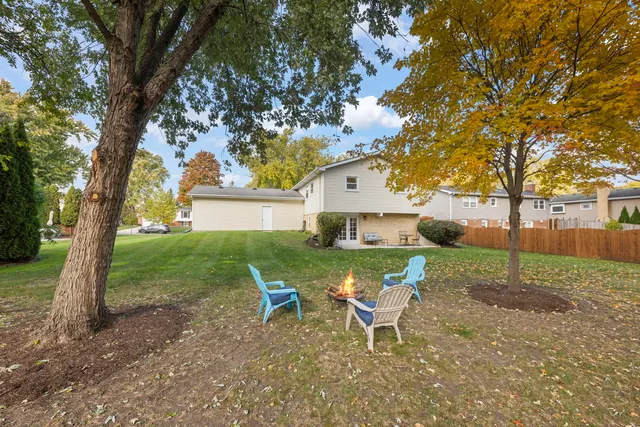 $585,000 | 1100 Brentwood Lane, Wheaton, IL 60189