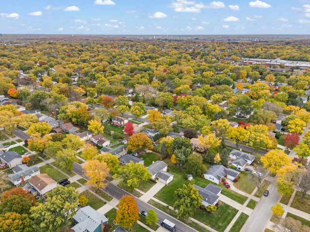 $585,000 | 1100 Brentwood Lane, Wheaton, IL 60189