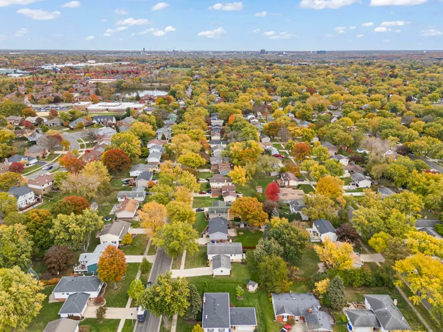 $585,000 | 1100 Brentwood Lane, Wheaton, IL 60189