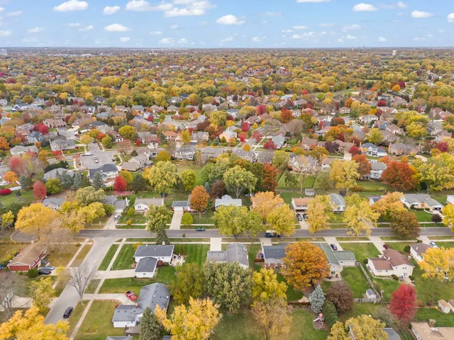 $585,000 | 1100 Brentwood Lane, Wheaton, IL 60189