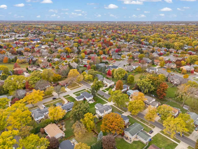 $585,000 | 1100 Brentwood Lane, Wheaton, IL 60189