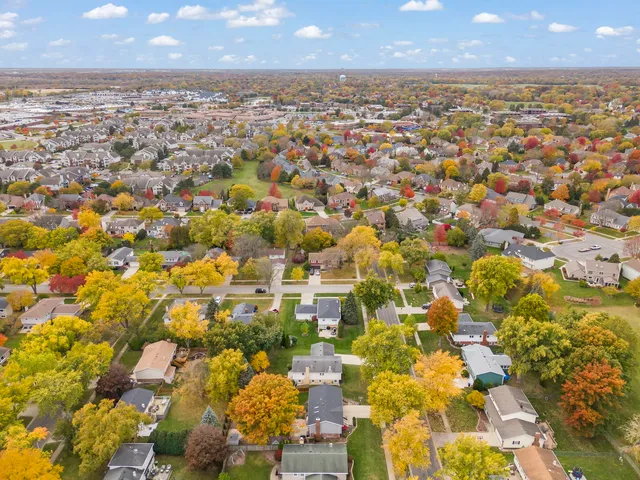 $585,000 | 1100 Brentwood Lane, Wheaton, IL 60189