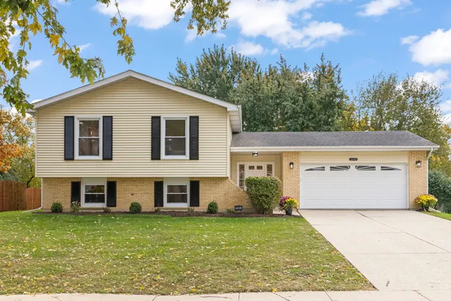 $585,000 | 1100 Brentwood Lane, Wheaton, IL 60189