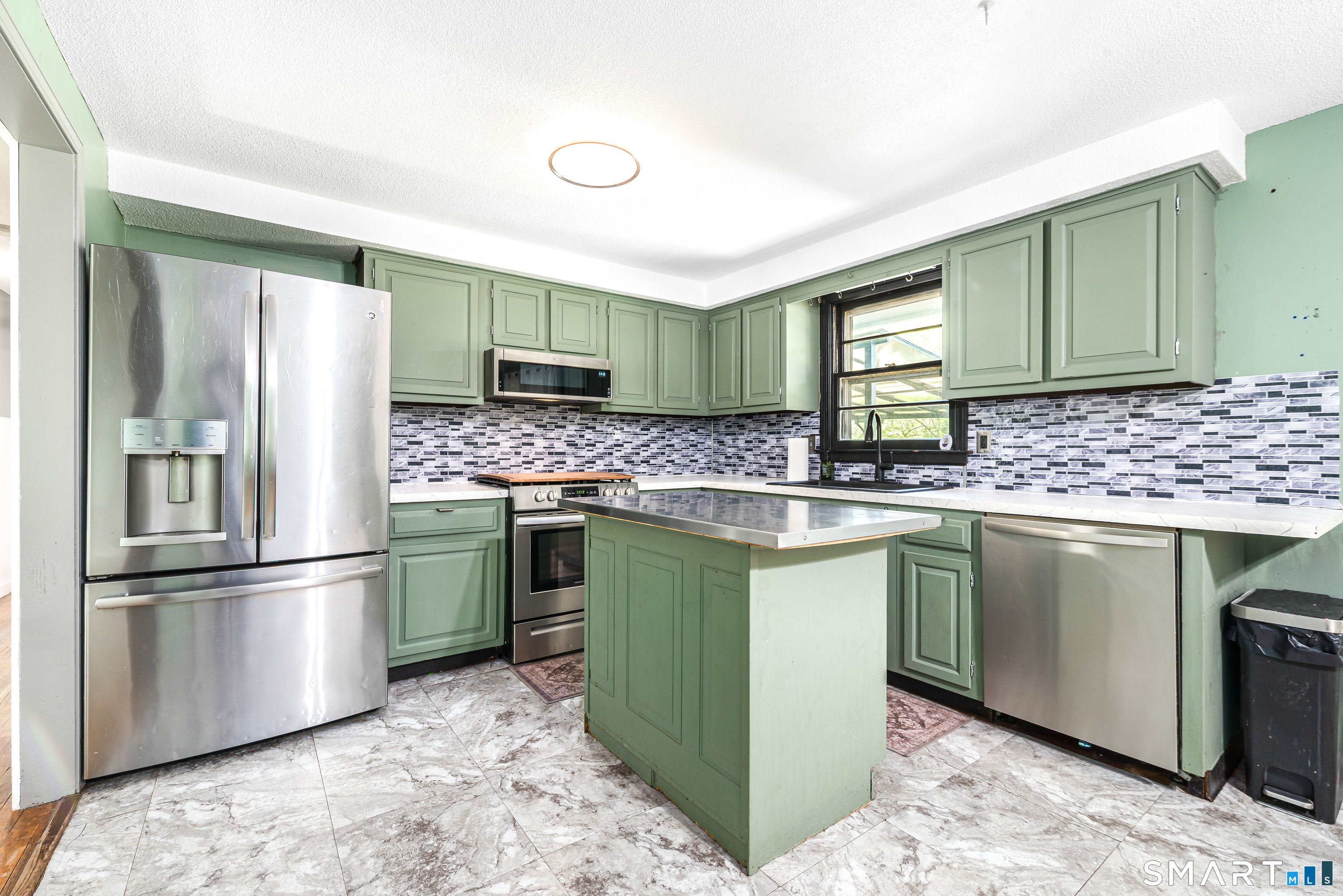 196 Humiston Circle Thomaston, CT 06787 - Photo 12 of 40