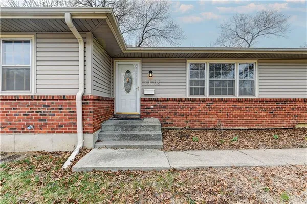 $350,000 | 10708 St Catherines Lane, Kansas City, MO 64137