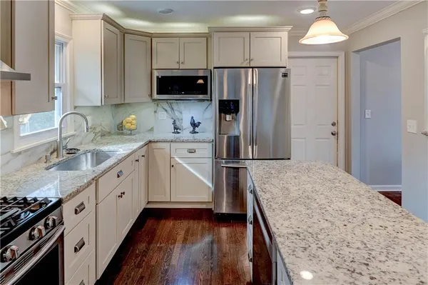 $350,000 | 10708 St Catherines Lane, Kansas City, MO 64137