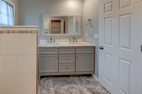 $350,000 | 10708 St Catherines Lane, Kansas City, MO 64137
