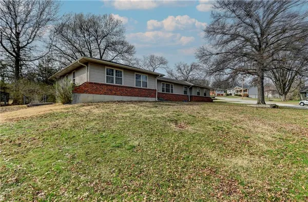 $350,000 | 10708 St Catherines Lane, Kansas City, MO 64137