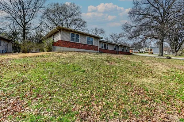 $350,000 | 10708 St Catherines Lane, Kansas City, MO 64137