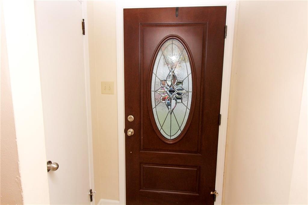 558 Hillcrest Avenue McKees Rocks, PA 15136 - Photo 2 of 25 Entryway to your new home!