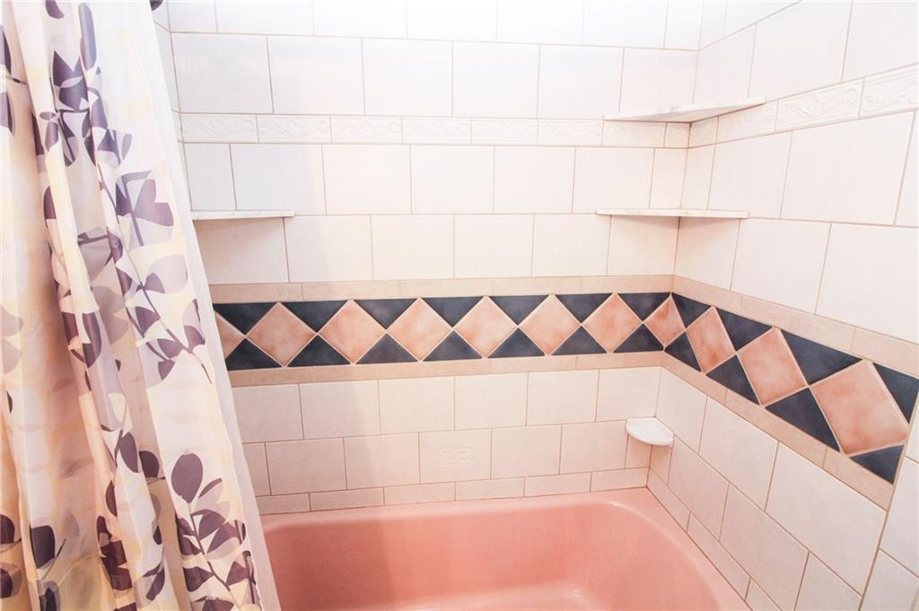 558 Hillcrest Avenue McKees Rocks, PA 15136 - Photo 12 of 25 Upstairs full bath