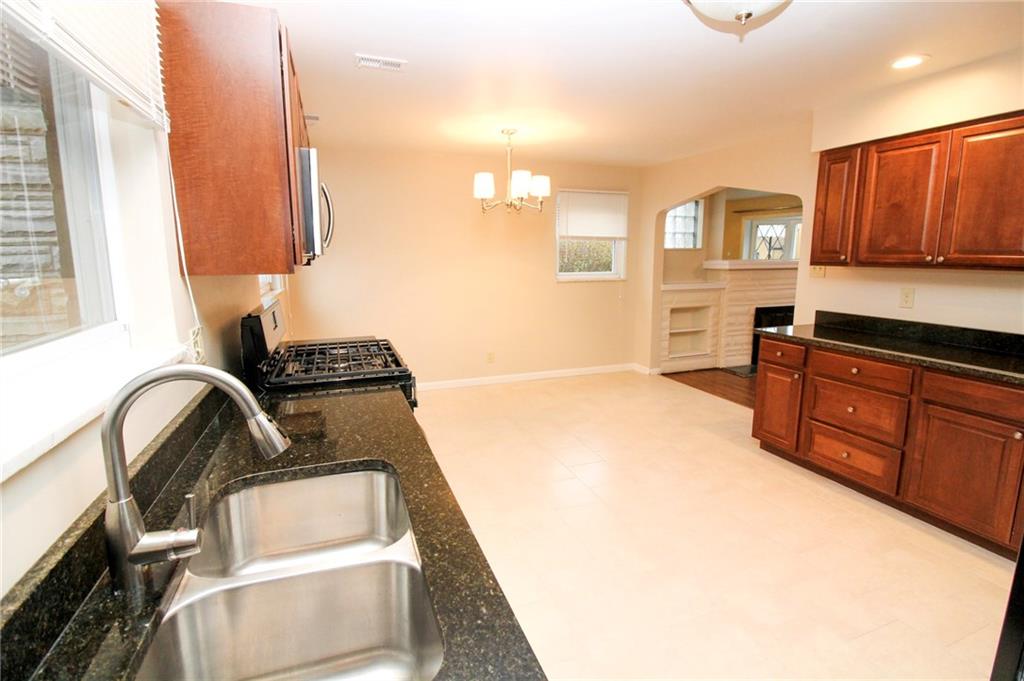 558 Hillcrest Avenue McKees Rocks, PA 15136 - Photo 7 of 25 View of dining area