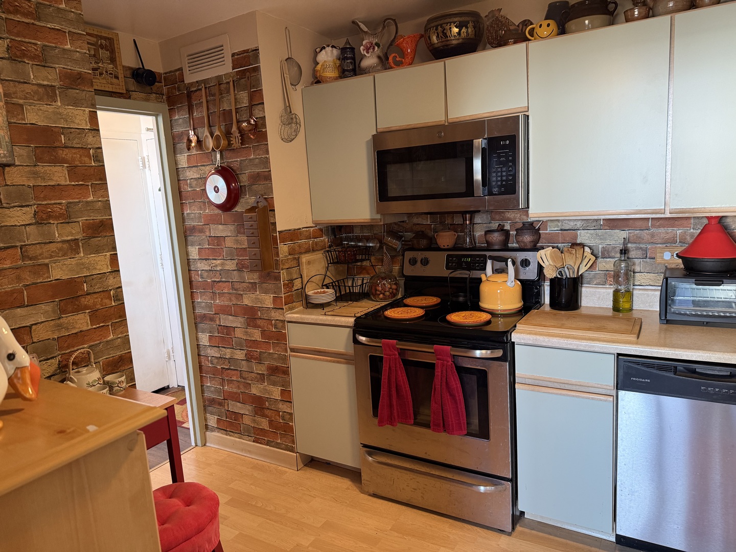 6301 North Sheridan Road, Unit 24C Chicago, IL 60660 - Photo 6 of 27 a utility room with dryer and washer