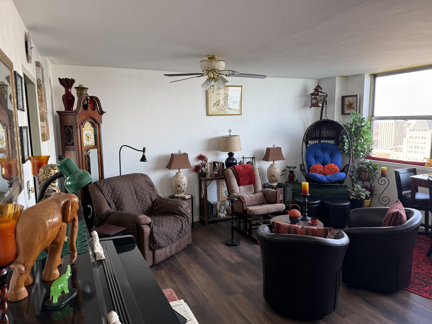 6301 North Sheridan Road, Unit 24C Chicago, IL 60660 - Photo 8 of 27 a living room with furniture and wooden floor