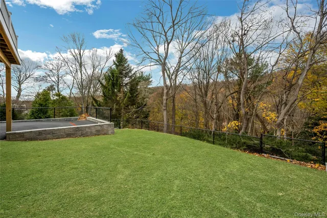 a view of a backyard