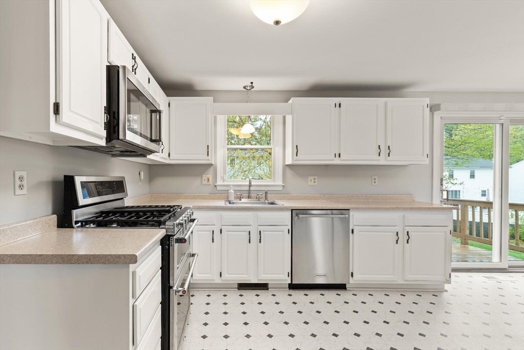 23 Hillcrest Road Dracut, MA 01826 - Photo 18 of 35 Gallery Image 18