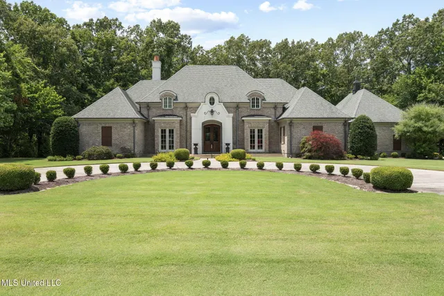 $989,000 | 1001 Hickory Ridge Drive, Hernando, MS 38632