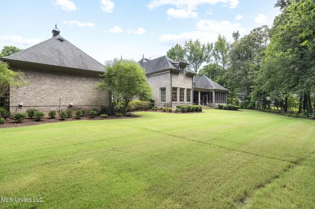 $989,000 | 1001 Hickory Ridge Drive, Hernando, MS 38632