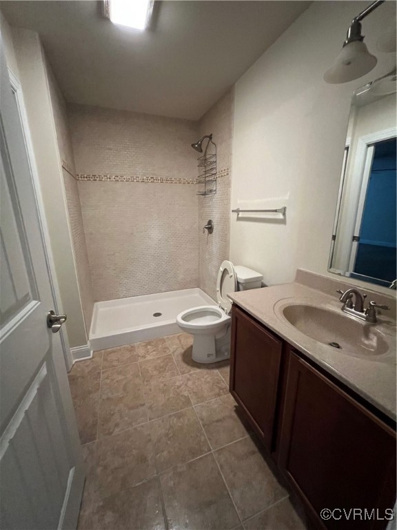 132 Forest View Road Cumberland, VA 23040 - Photo 15 of 31 Bathroom with tiled shower, vanity, and toilet