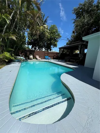 a view of a backyard