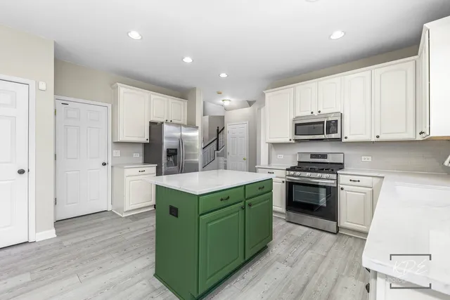 $3,500 | 2612 Lundquist Drive, Aurora, IL 60503