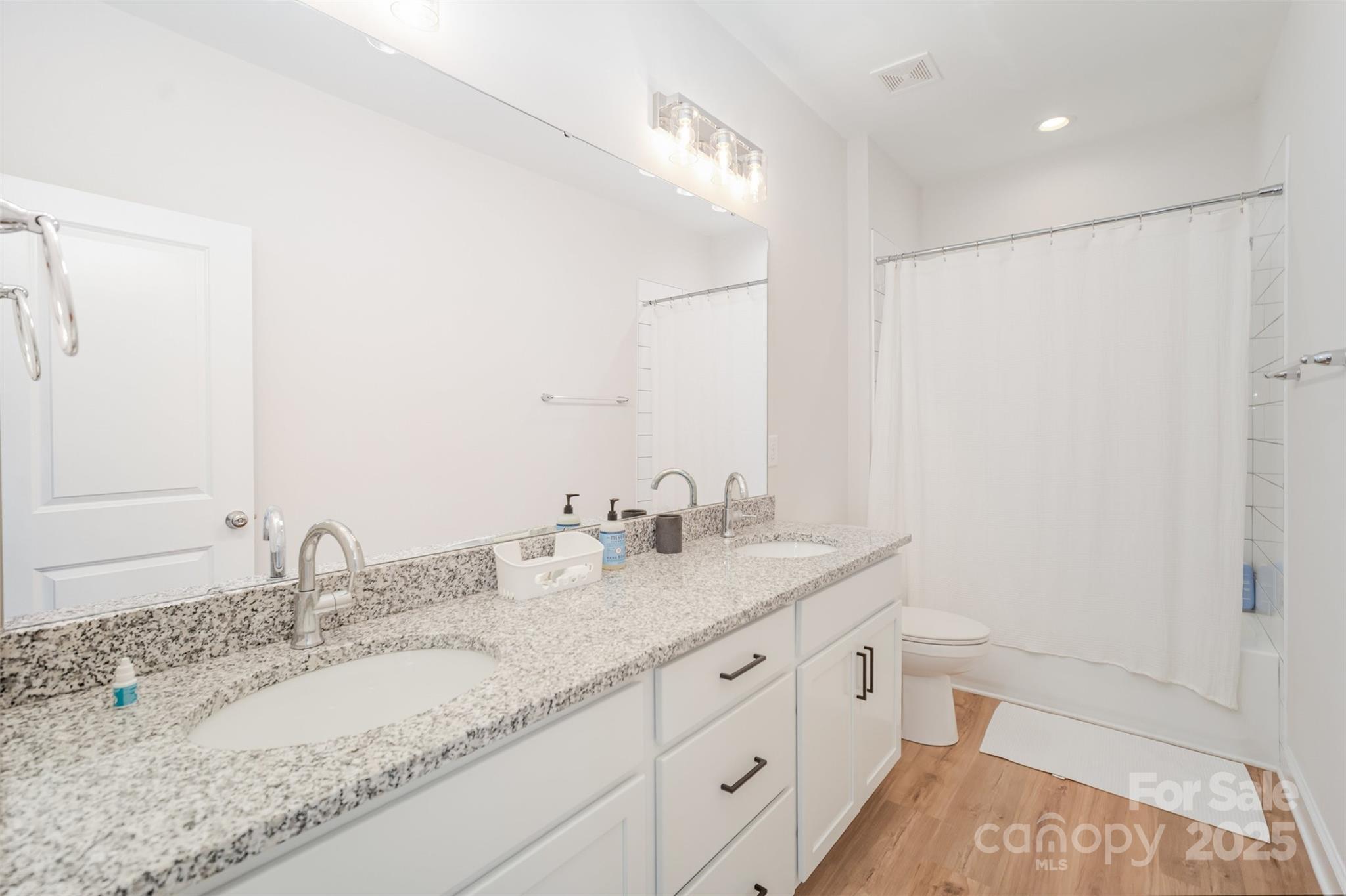 320 Lawrence Gray Road Charlotte, NC 28262 - Photo 20 of 23 a bathroom with 2 sink and a mirror