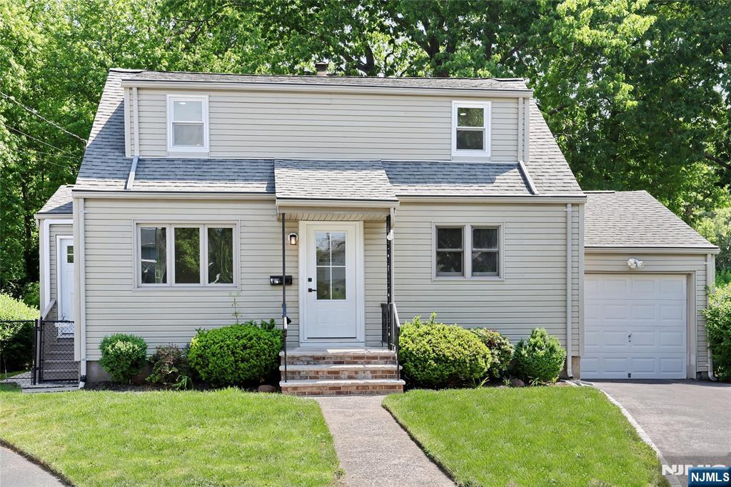 20 Dojean Court Bergenfield, NJ 07621 - Photo 1 of 50