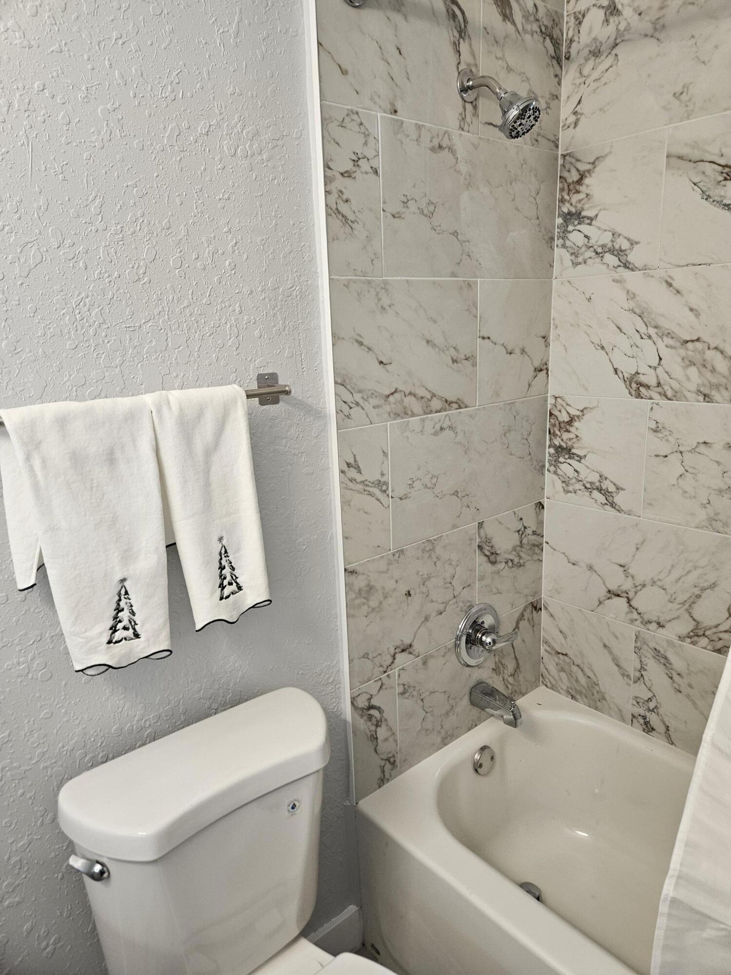 2010 Northeast 33rd Street Lighthouse Point, FL 33064 - Photo 11 of 22 20251213_140018