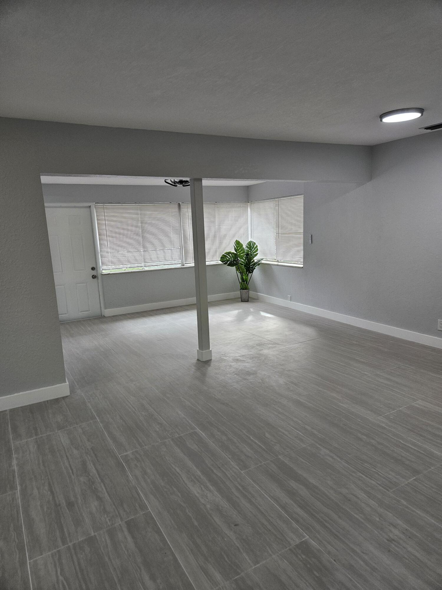 2010 Northeast 33rd Street Lighthouse Point, FL 33064 - Photo 4 of 22 20251213_140112