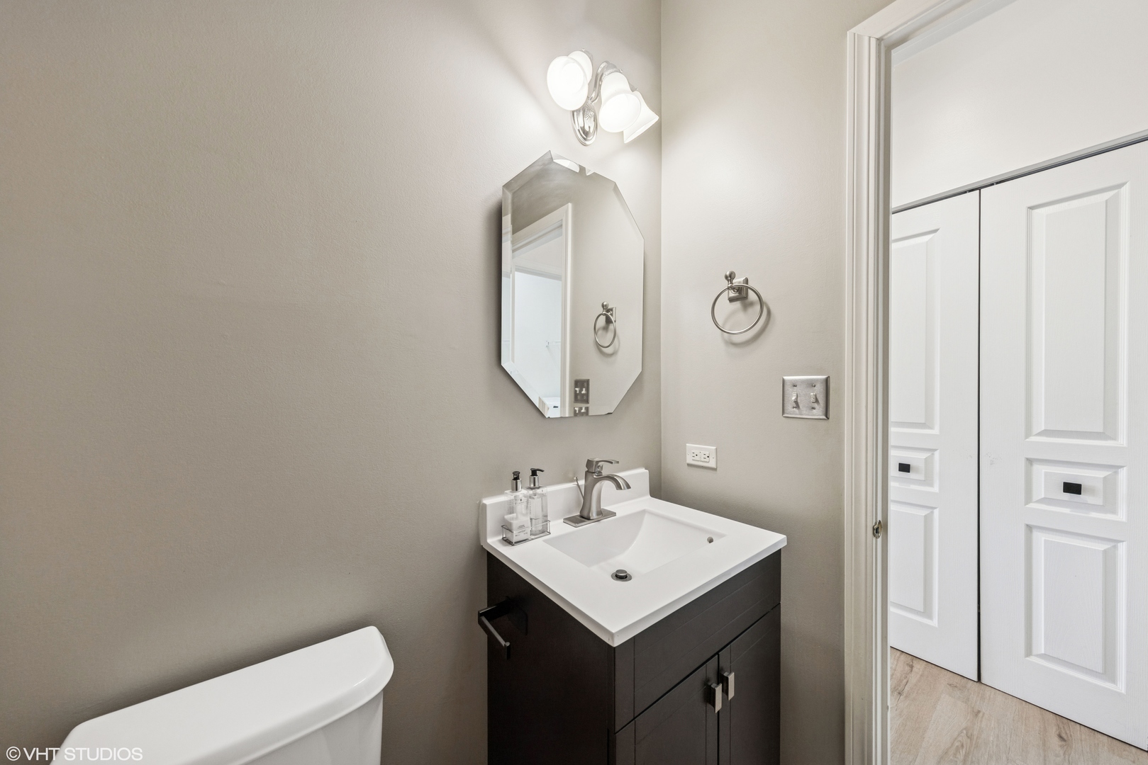 7 Edgebrook Court Algonquin, IL 60102 - Photo 7 of 18 a bathroom with a toilet sink and mirror