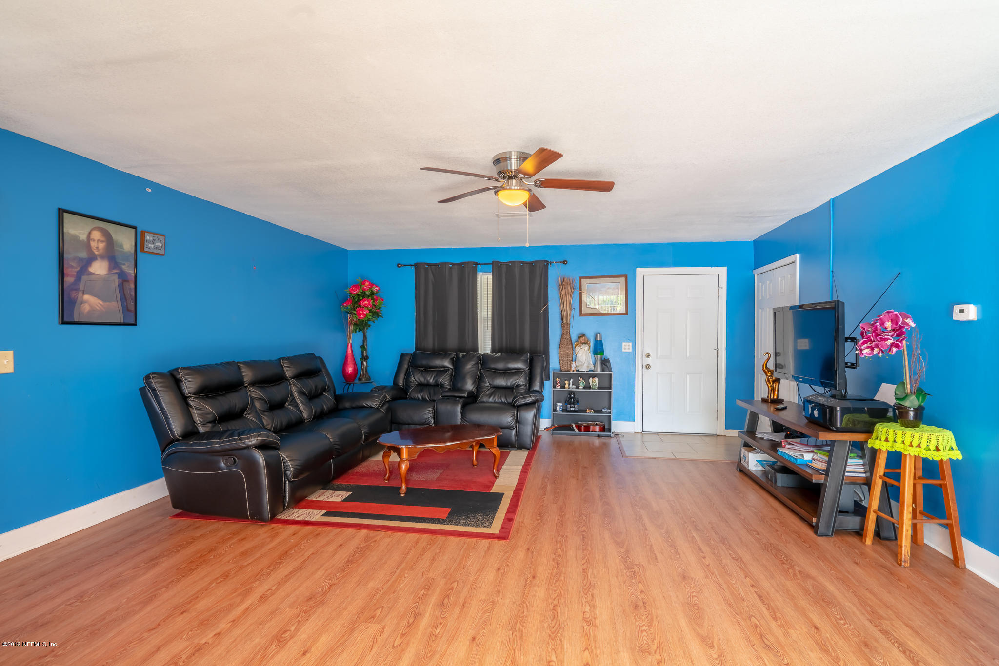 4519 Barnes Road South Jacksonville, FL 32207 - Photo 19 of 46 a living room with furniture gym equipment and a large window