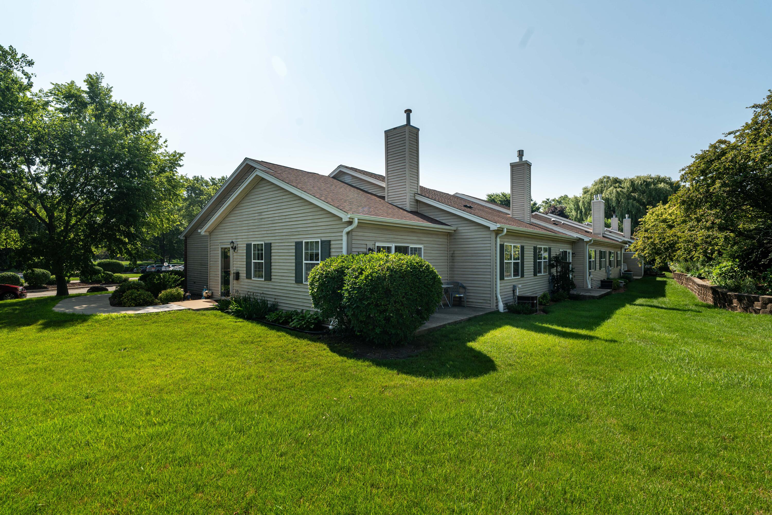 5201 South Tuckaway Boulevard Greenfield, WI 53221 - Photo 2 of 31 DSC00973
