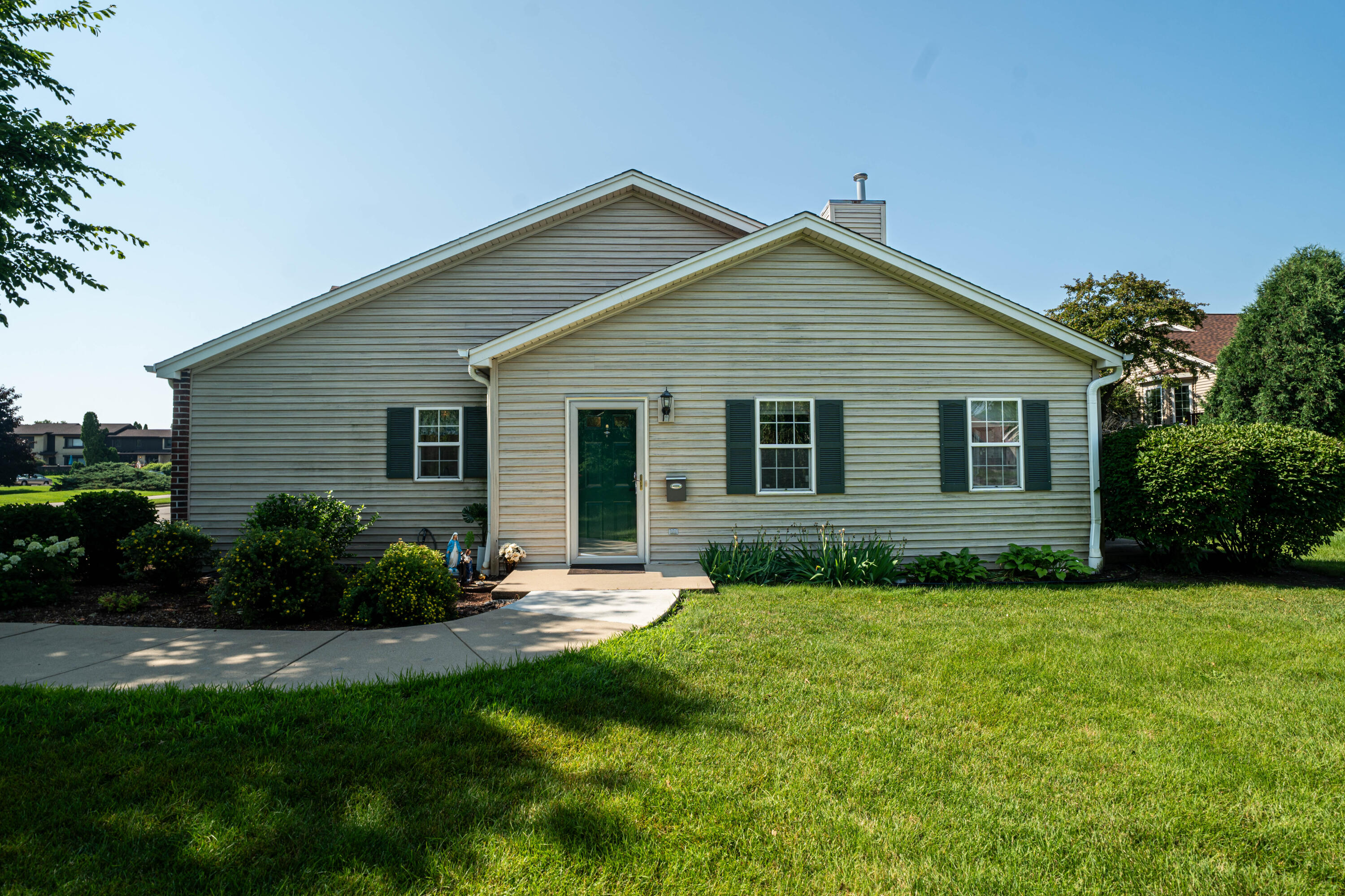 5201 South Tuckaway Boulevard Greenfield, WI 53221 - Photo 6 of 31 DSC00980
