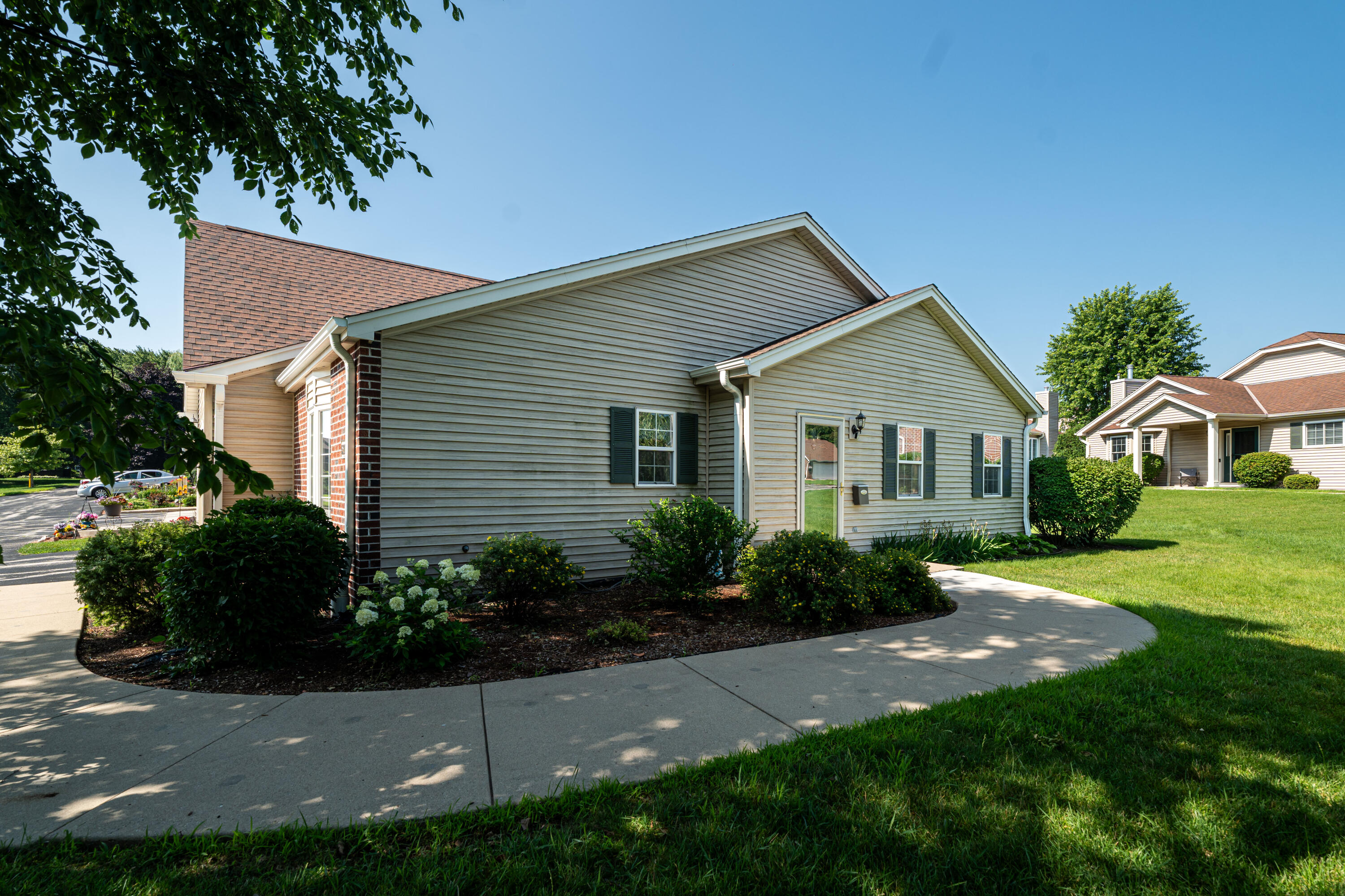5201 South Tuckaway Boulevard Greenfield, WI 53221 - Photo 7 of 31 DSC00981