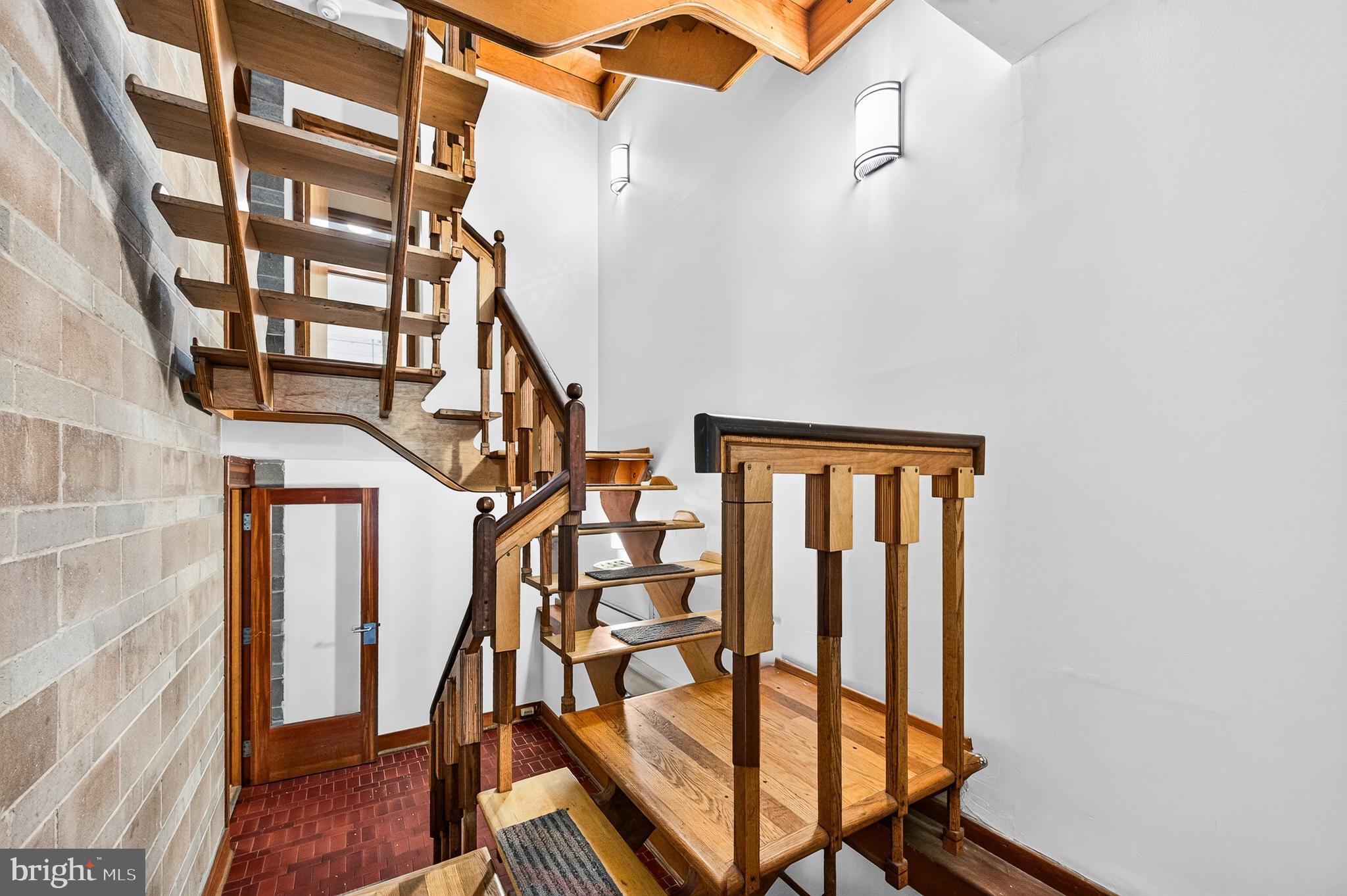 10817 Cross School Road Reston, VA 20191 - Photo 18 of 89 Unique Stairs
