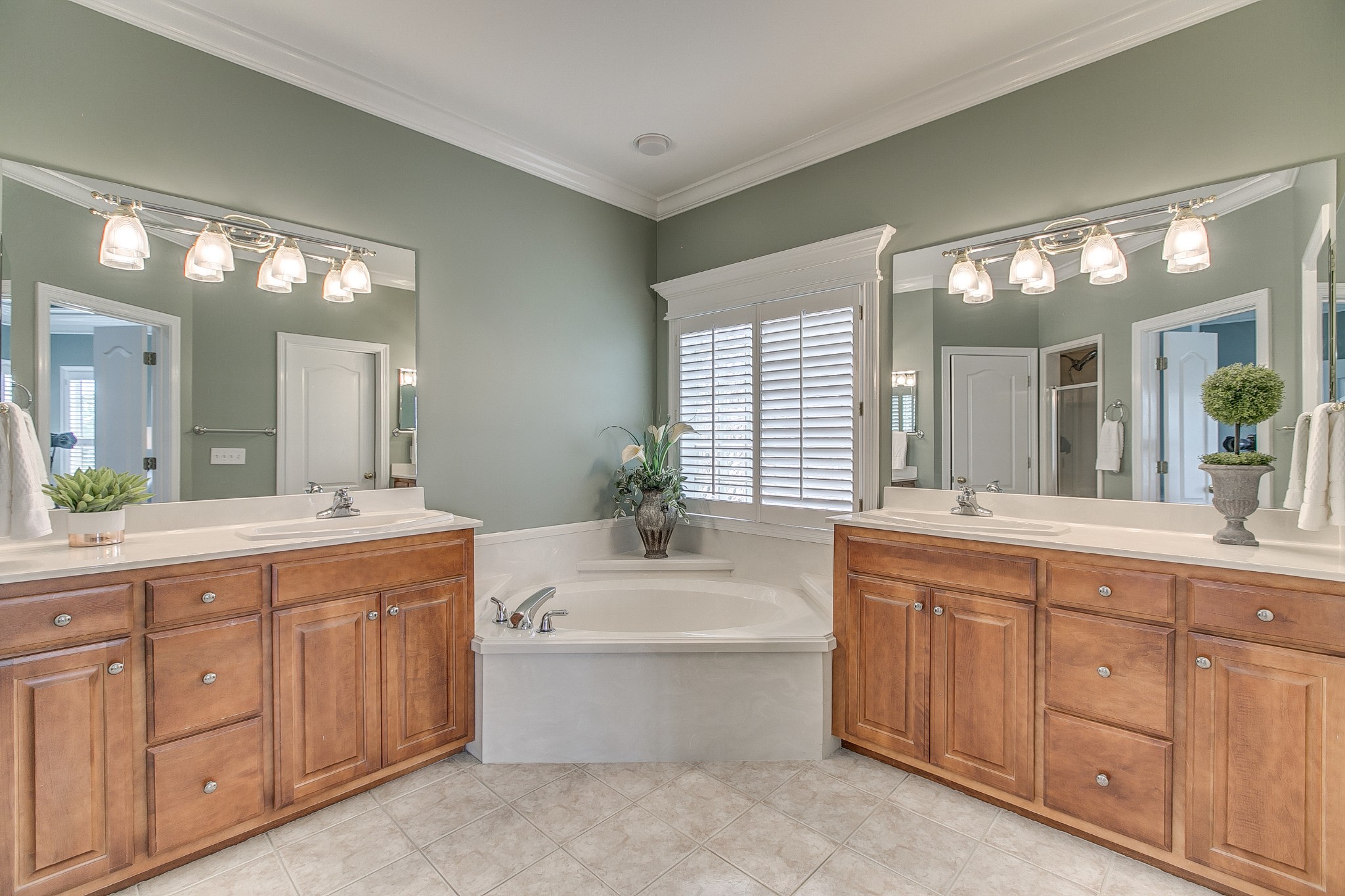2613 Sequoya Trace Murfreesboro, TN 37127 - Photo 20 of 48 a bathroom with a double vanity sink a large mirror and a bathtub
