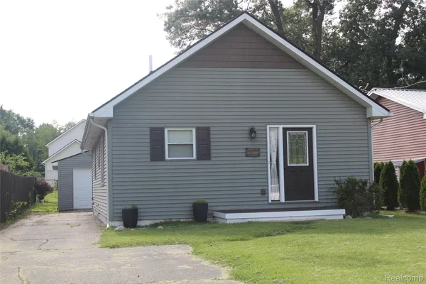 $269,000 | 5735 Lake Grove Drive, White Lake, MI 48383
